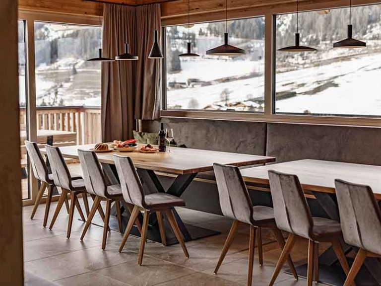 Geräumige Chalets die sich bestens für einen Gruppenurlaub eignen Geräumige Sitzecke im Chalet im Winter