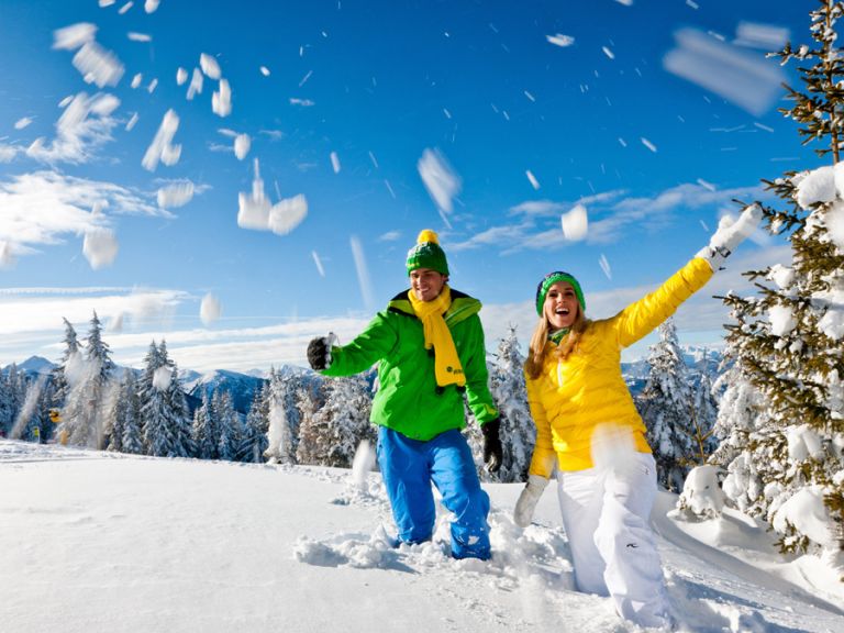 Menschen haben Spaß im Schnee