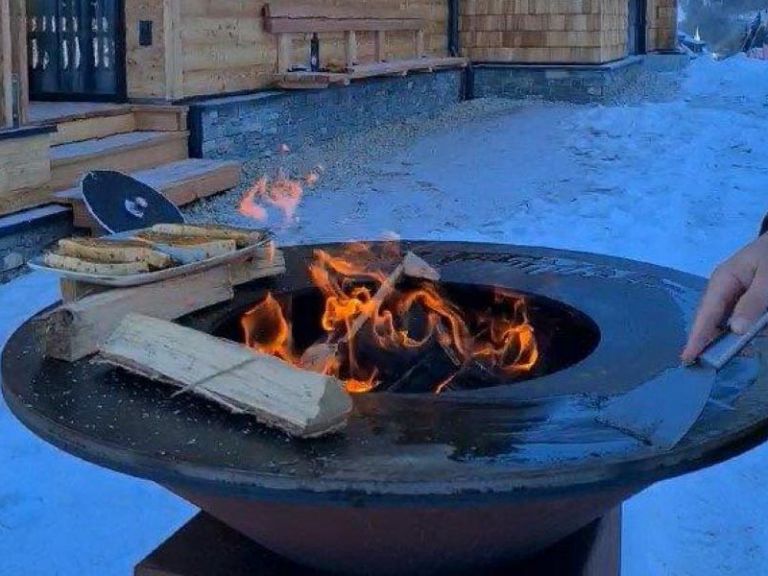 Ganz privat Weihnachten und Silvester feiern - im Chalet Eine brennende Feuerschale im Winter