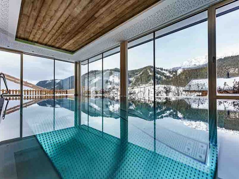 Verglaster Pool mit Panoramablick auf die Berge