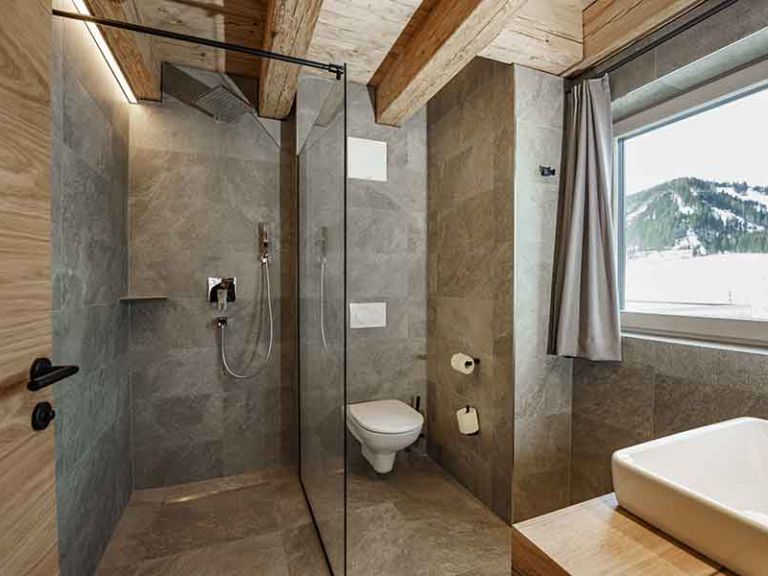 Dusche und Toilette in einem modernen Badezimmer