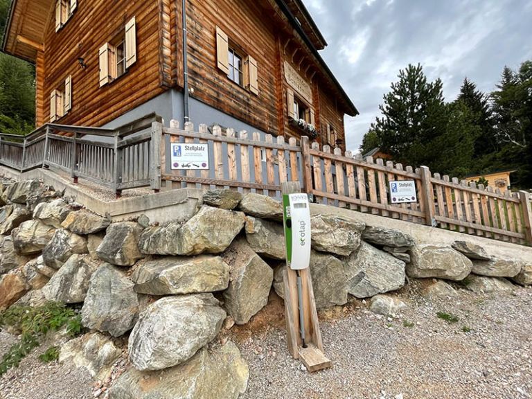 Ladestation für Elektro Autos vor den Chalets Schladming