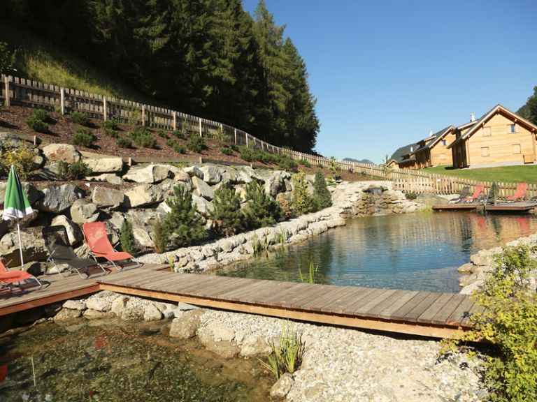 Schwimmen und baden im Schwimmteich in Schladming Schwimmteich im Sonnenschein in Schladming