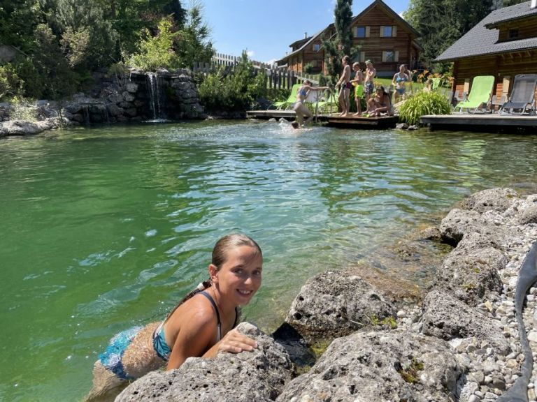 Ein Mädchen beim Baden in einem Naturpool
