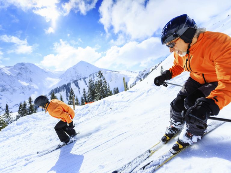 Freuen Sie sich auf einen traumhaften Urlaub in Schladming Zwei Skifahrer im Sonnenschein auf einer Skipiste