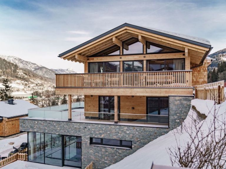 Privates Chalet und zahlreiche Aktivitäten im Winter Ein hölzernes Chalet im Sonnenschein im Winter